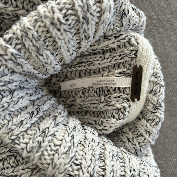 Free People sweater gray and white cotton cropped turtleneck/cowl neck medium - Picture 6 of 6